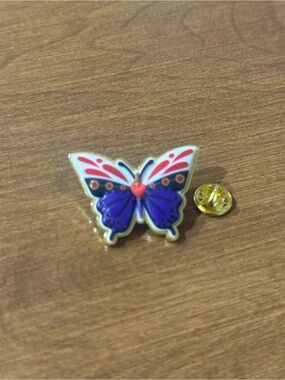 Box lunch Snow White villian butterfly pin